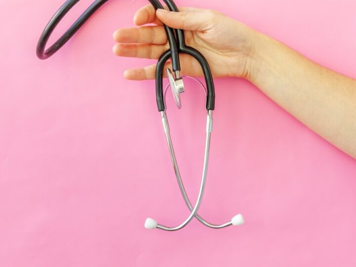 Nowa karetka i sprzęt medyczny dla Cieszyna dzięki wsparciu wojewody