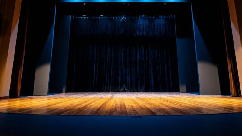 Uczniowie w magicznym świecie „Dziadów” w teatrze